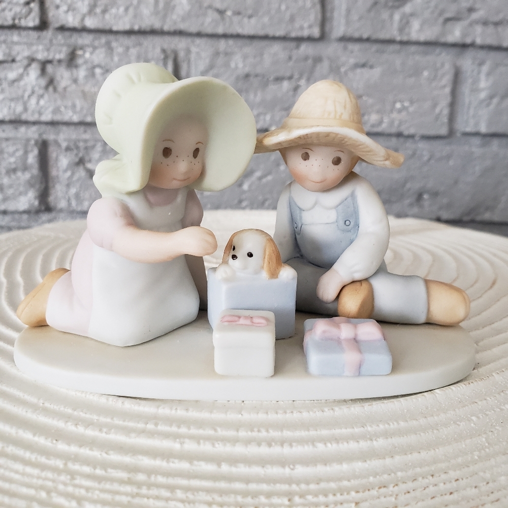 Circle Of‎ Friends By Masterpiece "The Perfect Gift" Figurine Homco 1991